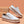 Witte sneakers met kurken zool en ritssluiting, casual damesmode, trendy schoenen op houten achtergrond, comfortabele en stijlvolle sneakers.
