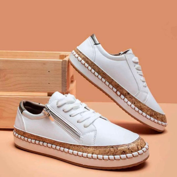 Witte sneakers met kurken zool en ritssluiting, casual damesmode, trendy schoenen op houten achtergrond, comfortabele en stijlvolle sneakers.