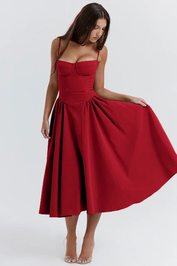Vrouw in elegante rode midi-jurk met spaghettibandjes en geplooide rok, perfect voor avondkleding. Stijlvolle mode, dameskleding, feestjurk.