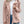 Vrouw draagt beige teddyjas met knopen, witte trui en blauwe jeans. Modieuze winterkleding, casual stijl, trendy damesmode.
