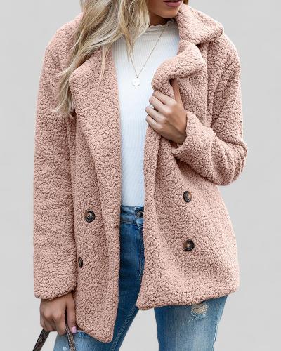 Vrouw draagt beige teddyjas met knopen, witte trui en blauwe jeans. Modieuze winterkleding, casual stijl, trendy damesmode.