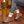 Bruine leren herenschoenen met stevige zolen, gedragen met opgerolde jeans op houten vloer. Stijlvolle casual schoenen voor dagelijks gebruik.