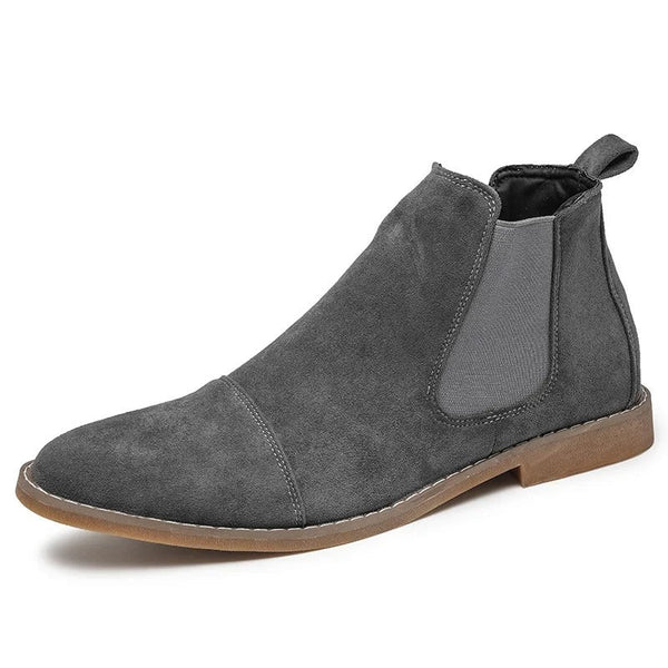 Grijze suède Chelsea boot voor heren met elastische zijkanten en bruine zool. Stijlvolle enkellaars, perfect voor casual en formele outfits.
