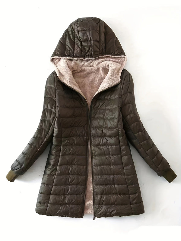 Donkergroene gewatteerde damesjas met capuchon en zachte voering, ideaal voor wintermode. Stijlvolle en warme jas voor koude dagen.