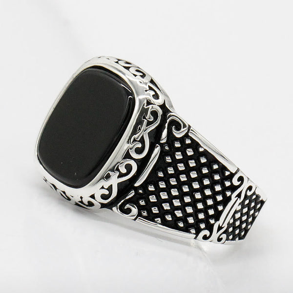 Zilveren herenring met zwarte onyx steen, gedetailleerd filigraan ontwerp. Stijlvolle sieraden voor mannen, perfect voor elke gelegenheid.