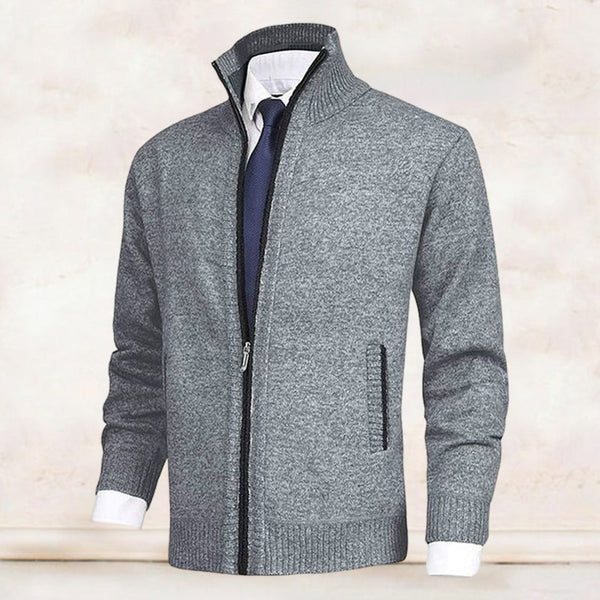 Grijze herenvest met ritssluiting, opstaande kraag en zakken. Stijlvol en warm, ideaal voor casual en zakelijke outfits. Perfecte herfstmode.