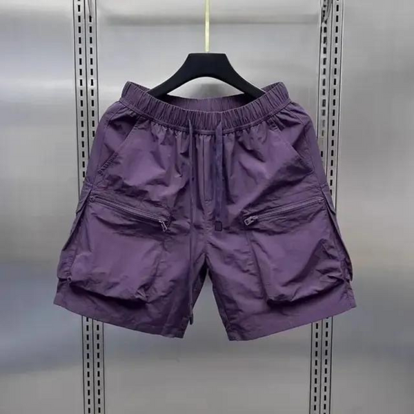 Paarse cargoshorts met meerdere zakken, hangend aan een zwarte hanger. Ideaal voor casual en outdoor activiteiten. Comfortabele en duurzame stof.