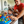 Vader en zoon spelen met kleurrijk educatief speelgoed op tafel in woonkamer. Interactief kinderspeelgoed, ouder-kind interactie, gezinsactiviteit.