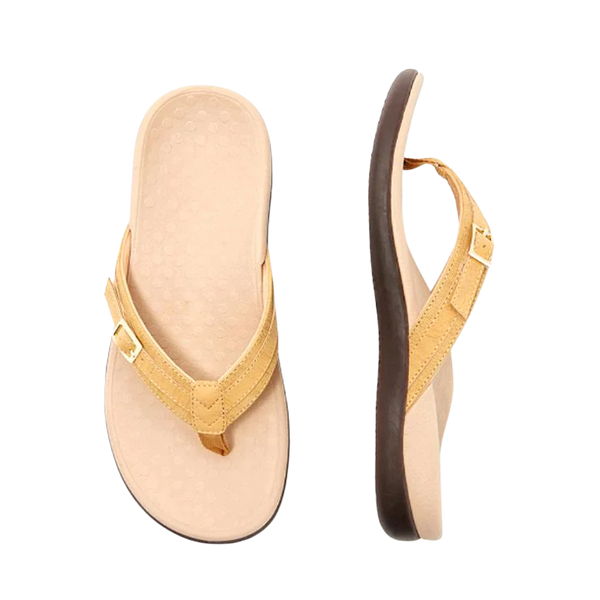 Beige leren slippers met bruine zool, comfortabele zomerschoenen voor heren en dames, ideaal voor strand en casual gebruik.