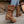 Bruine leren dameslaarzen met blokhak, gedragen met blauwe jeans. Stijlvolle herfstmode, comfortabele en trendy schoenen voor dagelijks gebruik.