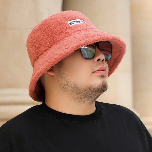 Man met roze teddy bucket hat en zonnebril, casual mode, buiten. Stijlvolle hoed, trendy accessoire, comfortabele kleding, moderne uitstraling.