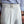 Man in gestreept overhemd en witte pantalon met dubbele knoopsluiting. Stijlvolle herenmode, zakelijke outfit, moderne kledingstijl.