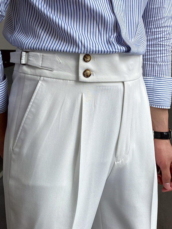 Man in gestreept overhemd en witte pantalon met dubbele knoopsluiting. Stijlvolle herenmode, zakelijke outfit, moderne kledingstijl.
