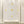 Gouden wandklok zonder wijzerplaat, moderne minimalistische stijl, grote cijfers, decoratieve klok voor woonkamer of kantoorinterieur.