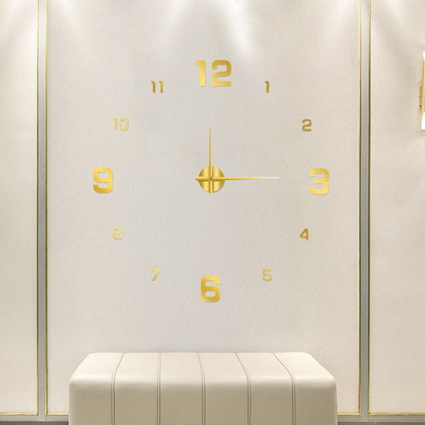 Gouden wandklok zonder wijzerplaat, moderne minimalistische stijl, grote cijfers, decoratieve klok voor woonkamer of kantoorinterieur.