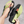 Groene en zwarte teenslippers met comfortabel voetbed en bruine leren details, perfect voor zomerse dagen en stranduitjes.