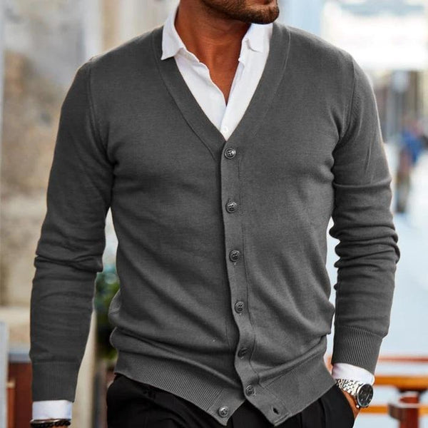 Man in grijs vest met knopen, witte overhemd, casual mode, herenkleding, stijlvolle outfit, stedelijke achtergrond.