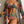 Vrouw in kleurrijke bloemenbikini en bijpassende kimono, tropische print, strandkleding, zomermode, stijlvolle badmode, trendy outfit.