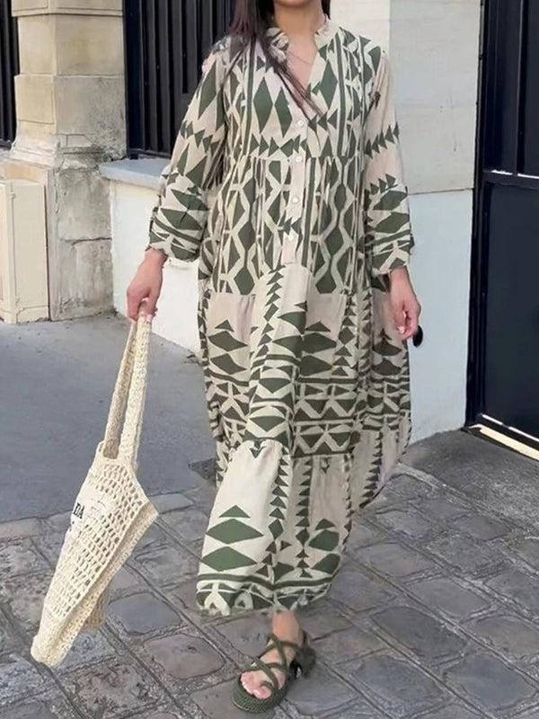 Vrouw in lange, beige en groene geometrische printjurk, draagt een net boodschappentas en sandalen, loopt op straat. Boho mode, zomerjurk.