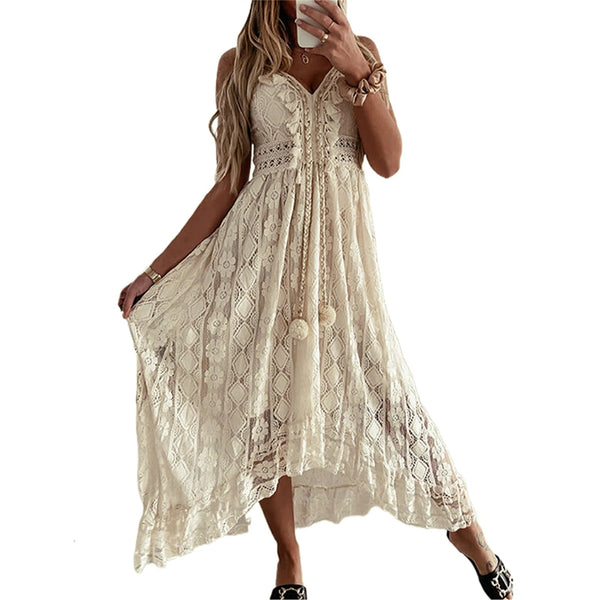 Vrouw in elegante, lange kanten jurk met V-hals en sierlijke patronen, perfect voor zomerse gelegenheden. Boho-stijl, modetrend 2023.