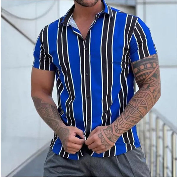 Man in blauw-zwart gestreept overhemd met korte mouwen en tatoeages op armen, moderne mode, casual herenkleding, buitenomgeving.