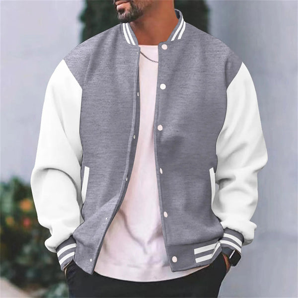 Grijze varsity jas met witte mouwen, gedragen door een man. Trendy herenkleding, casual streetwear, perfecte herfstjas.