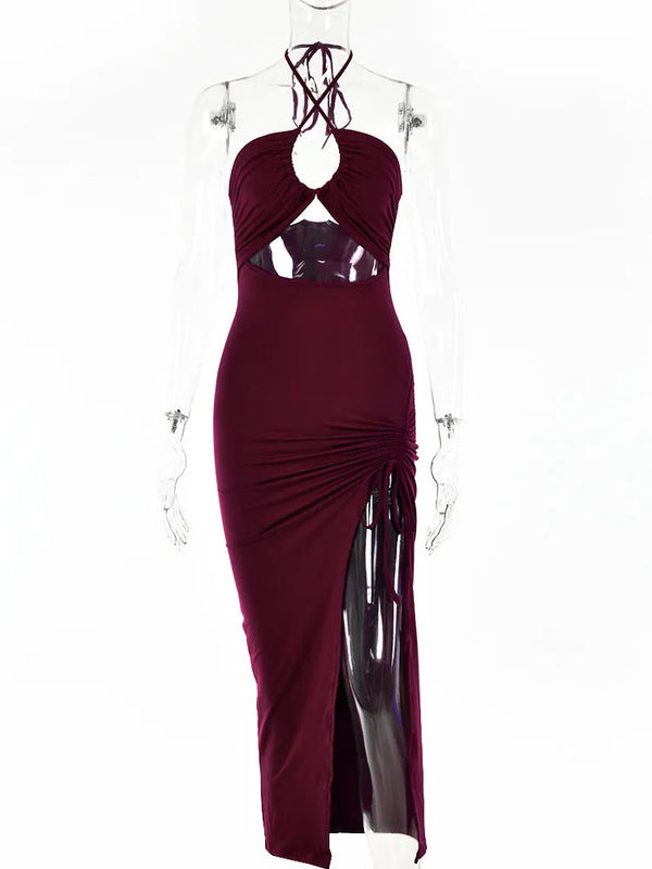 Bordeauxrode halterjurk met uitsnijding en ruches, midi-lengte, hoge split, perfect voor avondkleding en feestelijke gelegenheden.