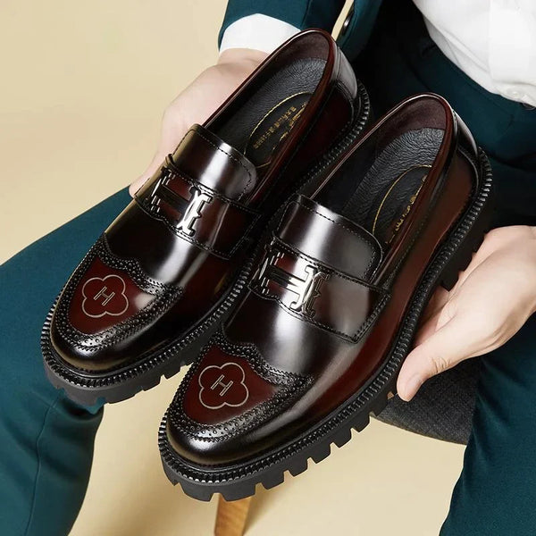 Luxe herenschoenen, zwart leer, brogue details, metalen gesp, dikke zool, formele stijl, geschikt voor zakelijke en casual outfits.