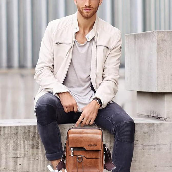 Stijlvolle bruine leren rugzak voor heren, ideaal voor dagelijks gebruik. Trendy accessoire met meerdere vakken, perfect voor modebewuste mannen.