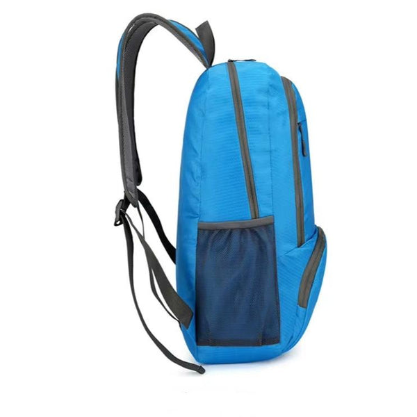 Blauwe rugzak met zijvakken, verstelbare schouderbanden en ritssluiting. Ideaal voor school, reizen en dagelijks gebruik. Waterbestendig materiaal.