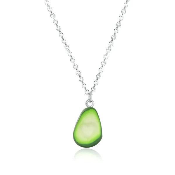 Zilveren ketting met groene avocado hanger, minimalistisch design, handgemaakt, vegan sieraden, trendy accessoire, perfect cadeau voor avocado liefhebbers.