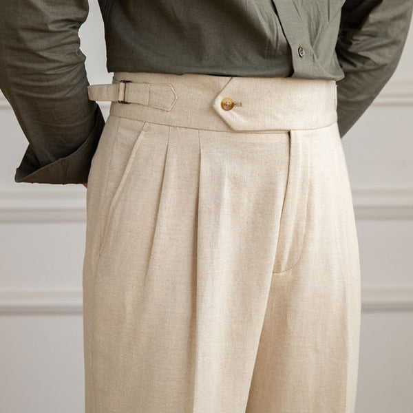 Beige wollen broek met hoge taille en plooien, gedragen met een olijfgroen overhemd. Stijlvolle herenmode, klassieke en elegante uitstraling.