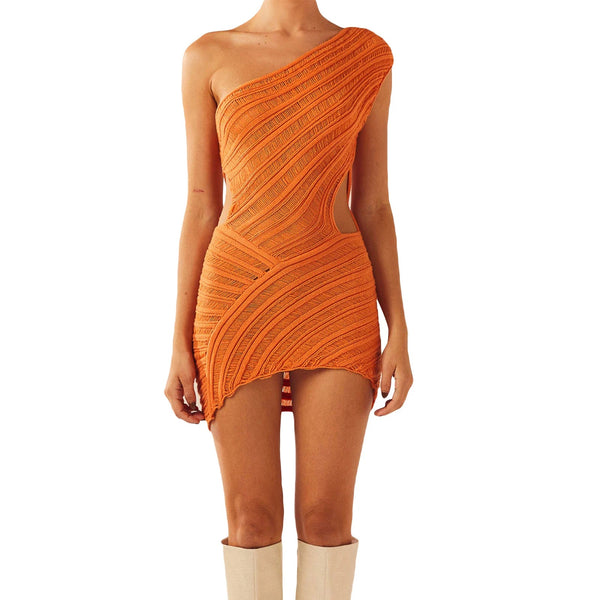 Oranje asymmetrische mini-jurk met één schouder, gebreid patroon, gedragen door model. Trendy damesmode, zomerjurk, stijlvolle kleding.