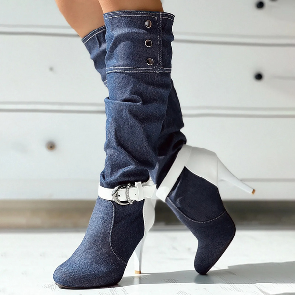 Dames denim laarzen met hoge hakken en witte gespen, modieuze knoopdetails, trendy schoenen voor herfst en winter, stijlvolle damesmode.