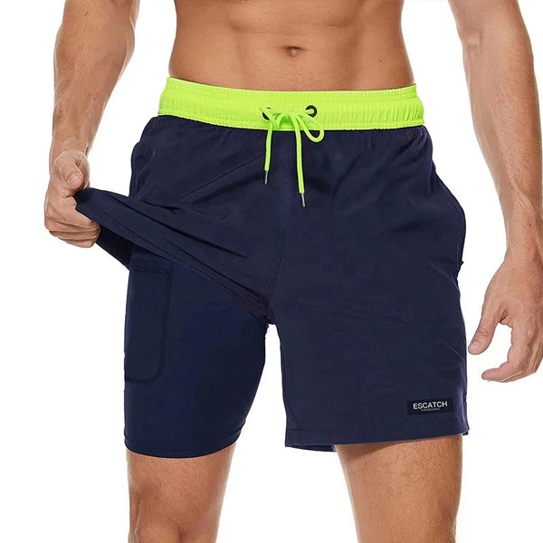 Man in donkerblauwe zwembroek met felgroene tailleband, toont binnenvoering. Ideaal voor strand, zwemmen, sport. Comfortabele heren zwemkleding.