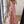 Vrouw in roze bloemenjurk met hoge split, selfie in spiegel. Zomerse mode, elegante avondjurk, trendy outfit voor speciale gelegenheden.