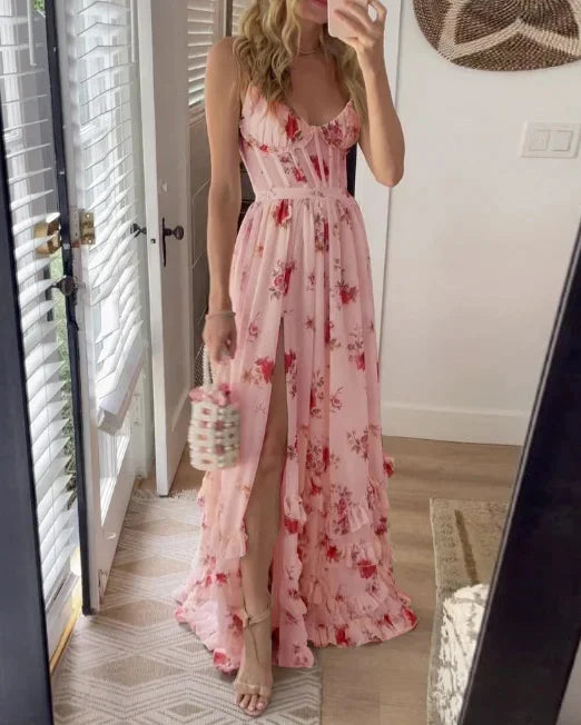 Vrouw in roze bloemenjurk met hoge split, selfie in spiegel. Zomerse mode, elegante avondjurk, trendy outfit voor speciale gelegenheden.