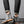 Grijze suède Chelsea boots voor heren, gedragen met opgerolde zwarte jeans. Stijlvolle herenschoenen, casual mode, comfortabele pasvorm.