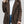 Vrouw in bruine teddyjas, witte trui en spijkerbroek. Modieuze herfstkleding, comfortabele damesjas, trendy casual outfit.