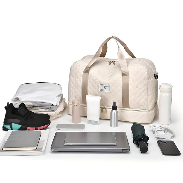 Beige weekendtas met sportkleding, zwarte sneakers, laptop, waterfles en accessoires. Ideaal voor reizen en fitness.