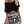 Vrouw in zwarte off-shoulder top en zwart-witte bloemenprint shorts. Zomerse casual outfit, strandkleding, modetrend 2023.