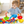Kleuter speelt met kleurrijke plastic dierenfiguren en kommen op tafel, educatief speelgoed, motorische ontwikkeling, binnenshuis, kindervermaak.