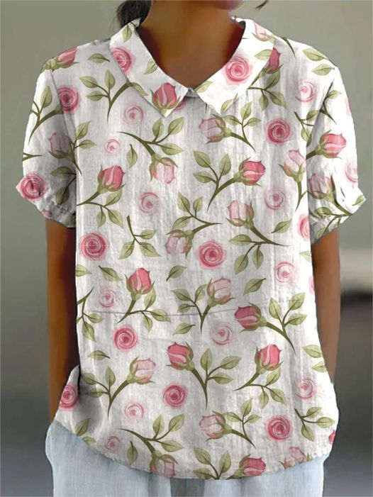Damesblouse met korte mouwen, witte achtergrond, roze rozenprint, klassieke kraag. Perfect voor casual lente- en zomermode.