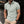 Man in lichtgroen poloshirt en beige broek, staand buiten. Modieuze herenkleding, casual stijl, zomermode.