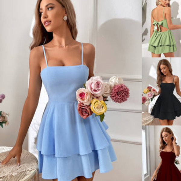 Vrouw in lichtblauwe jurk met bloemen, collage van jurken in verschillende kleuren. Trendy zomerjurk, elegante stijl, modieuze dameskleding.