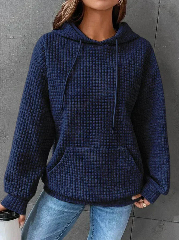 Vrouw in blauwe geribbelde hoodie met capuchon en zakken, casual mode, comfortabele dameskleding, herfst-winter outfit, trendy streetwear stijl.