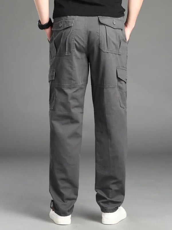 Grijze cargobroek voor heren, achteraanzicht. Comfortabele pasvorm, meerdere zakken, casual stijl. Perfect voor dagelijks gebruik en outdoor activiteiten.