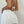 Witte gehaakte mini-jurk met open rug en strikdetail, zomermode, strandkleding, trendy dameskleding, stijlvolle outfit voor warme dagen.