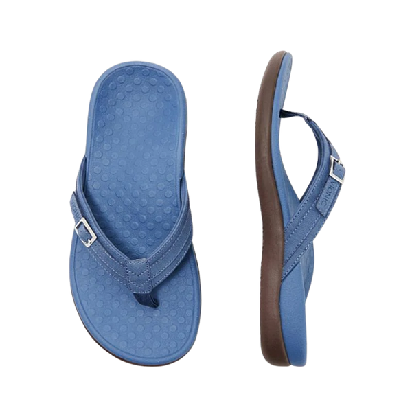 Blauwe rubberen teenslippers met verstelbare band en antislipzool, ideaal voor strand en zomer. Comfortabele en duurzame sandalen voor dagelijks gebruik.
