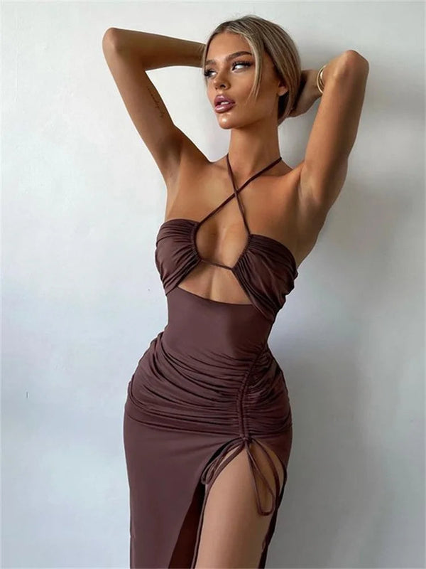 Vrouw in elegante bruine jurk met open rug en ruches, modieuze avondkleding, trendy damesmode, stijlvolle outfit voor speciale gelegenheden.
